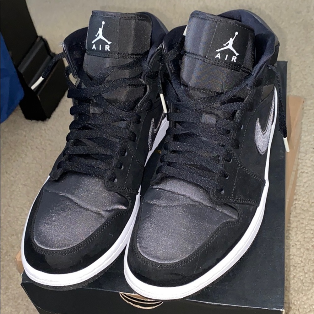 Air Jordan 1 Mid SE (9/10 Condition)